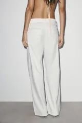 Pantalón de jean de corte recto y tiro medio, con diseño de cinco bolsillos y cierre frontal con botón y cremallera.