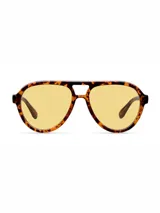 Lentes de sol estilo aviador con montura de carey y lentes polarizados en color amarillo. Presentan un diseño robusto con doble puente y acabado contemporáneo.