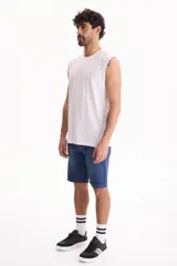 Musculosa blanca clásica de algodón, con cuello redondo y diseño liso.