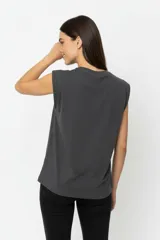 Remera sin mangas de algodón con hombreras, cuello redondo a la base y corte holgado.