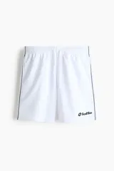 Short de fútbol blanco en malla, modelo de corte relajado con cintura elástica ajustable mediante cordón, bolsillos laterales y líneas negras decorativas en los laterales. Cuenta con el logo de Lotto estampado en contraste en una pierna.