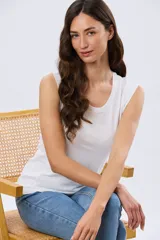 Musculosa de algodón color beige, de corte clásico con cuello redondo y diseño liso.