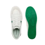 Championes urbanos Lacoste modelo L004, de cuero blanco con detalles en verde.