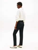 Pantalón de jean azul oscuro de corte slim y tiro medio, confeccionado en tejido denim ligeramente elástico.