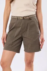 Bermuda de algodón y spandex con bolsillos delanteros y cinto trenzado incluido.