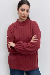Sweater de tejido de punto color bordó, con cuello alto, mangas largas con puños ajustados y diseño de trenzas verticales.