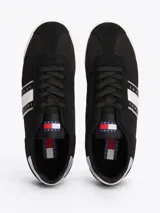 Zapatillas Tommy Jeans de corte bajo, color negro con detalles en blanco y plateado. Capellada de poliéster con paneles de malla y ante.
