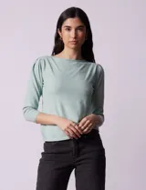 Buzo tejido en hilado fino color blanco, marca Vila Milano. Manga ¾ con pliegue en hombro.