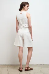 Bermuda color verde oliva de lino, con pinzas y bolsillos laterales.