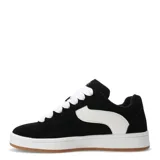 Championes de estilo urbano con diseño bicolor en negro y blanco, confeccionados en material tipo gamuza con cordones anchos blancos y suela de goma color caramelo.