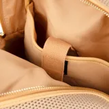 Mochila color hueso de poliéster tejido, con acceso de cierre doble, correa regulable y herrajes plateados. Tiene un compartimento principal con un bolsillo interno con cierre y dos bolsillos abiertos.