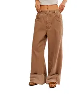 Pantalón marrón de corte ancho y tiro alto, con bolsillos delanteros y traseros.