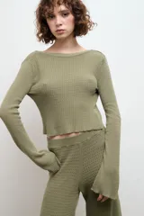 Blusa de punto color verde oliva, de mangas largas y escote barco.