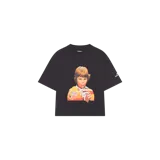 Remera oversized gris oscura de manga corta, con estampa frontal fotográfica de un niño comiendo y bebiendo, y pequeño logo impreso en la manga.