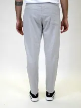 Pantalón de felpa color bordó, de corte slim y tiro medio, con puños ajustados en los tobillos.