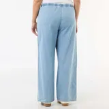 Pantalón vaquero de corte ancho, color azul claro, con cintura elástica y cordón ajustable.
