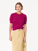 Sweater tejido en bucle color fucsia, de mangas cortas y largo a la primer cadera.