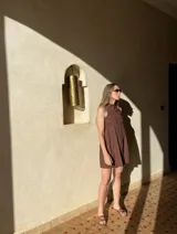 Vestido corto marrón chocolate de lino.