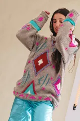 Sweater de punto tejido a mano con diseño multicolor de patrones geométricos y detalles bordados, de corte holgado y mangas largas.