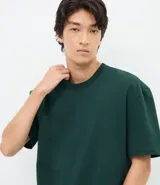 Remera básica de corte relajado, confeccionada en algodón, con cuello redondo y manga corta. Diseño liso sin estampados.