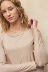 Top brillante elastizado color gris oscuro, de manga larga y cuello redondo.