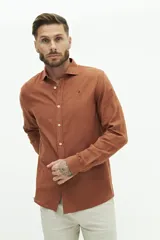 Camisa de manga larga color beige claro, confeccionada en una mezcla de lino y algodón. Presenta un corte semi slim, cuello camisero y un pequeño logo bordado en el pecho.