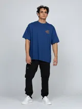 Remera Calvin Klein de manga corta y cuello redondo, color azul con el monograma de la marca bordado en el pecho en tono naranja.