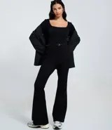 Body negro de manga larga, confeccionado en tejido de poliamida con elastano, con textura acanalada y escote cuadrado.