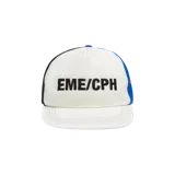 Gorra Eme Studios con visera plana, de color blanco con detalles en azul y negro, y el texto "EME/CPH" bordado en el frente.