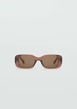 Gafas de sol de diseño rectangular con montura de pasta marrón traslúcida y lentes oscuras.