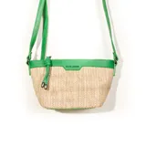 Bandolera David Jones color beige con detalles en verde. El cuerpo es de yute trenzado y la solapa y correa son de cuero sintético.