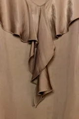 Top de tirantes finos color marrón topo, con escote redondo y detalle de volantes drapeados en el frente.