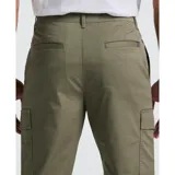 Pantalón cargo color verde oliva de gabardina con corte slim fit, cintura elástica con cordón ajustable, bolsillos laterales tipo cargo y puños elásticos en los tobillos.