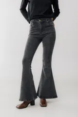 Jean de corte oxford con tiro medio-alto, confeccionado en denim de color gris oscuro con efecto lavado. Presenta un corte horizontal a la altura de la rodilla desde donde se ensancha la pierna, con tajos laterales en el ruedo.