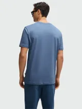 Remera de algodón de corte regular, color gris oscuro, con cuello redondo y logo de la marca bordado discretamente en el pecho.