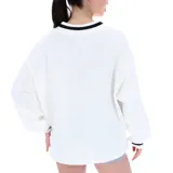 Buzo oversize Fila color crema, con cuello en V y logo estampado en el frente. Tiene ribetes negros en cuello y puños.