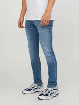 Jean de corte slim fit y tiro bajo, con diseño clásico de cinco bolsillos y cierre de botón. Confeccionado en tejido de sarga con acabado super stretch para mayor flexibilidad.