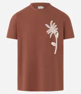 Remera marrón de corte regular, cuello redondo y manga corta, con estampa bordada de una palmera en el frente.
