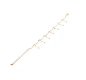 Pulsera dorada con cadena de eslabones y colgantes de perlas blancas.