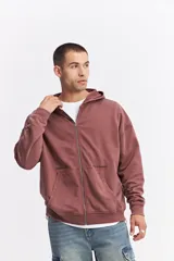 Campera con capucha de algodón con efecto acid wash, corte oversize y estampa gráfica en la espalda con la frase 'WE ARE NOT HERE TO PLAY GAMES' y logo de la marca Mistral.