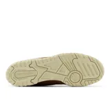 Championes urbanos New Balance modelo 550, color marrón con textura de tejido y detalles en crema. Presenta el logo N característico en el lateral y suela de goma con diseño robusto.
