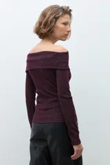 Blusa de punto con escote bardot, manga larga y ajuste al cuerpo, confeccionada en tejido con acabado brillante.