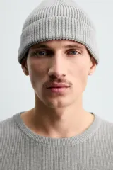Jersey de punto con textura acanalada, cuello redondo y manga larga. Presenta un corte regular fit con acabados en rib en puños y bajo.