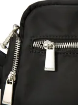 Bandolera color negro con múltiples bolsillos con cierre metálico, correa ajustable con diseño y logo de la marca.