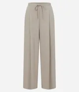 Pantalón de corte recto y caída suelta, confeccionado en tejido de viscosa con acabado arrugado. Presenta cintura elástica en la parte posterior, lazo frontal ajustable y diseño de estilo sastre.