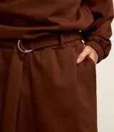 Pantalón de corte recto confeccionado en mezcla de viscosa, poliéster y elastano. Presenta un diseño de tiro medio con cinturón ajustable con hebilla metálica y bolsillos laterales.