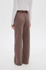 Pantalón de algodón color marrón, de corte recto y tiro alto, con bolsillos laterales y presillas para cinturón.