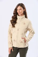 Campera de corderito color beige con cierre frontal y cuello alto. Presenta un delicado diseño bordado con motivos florales en toda la prenda.