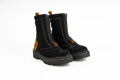 Bota de caña media de cuero color negro con detalles en marrón y suela track.