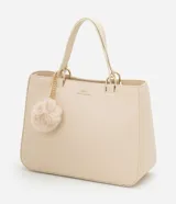 Cartera satchel mediana color beige, con cierre de cremallera, correa de mano y bretel largo desmontable. Incluye un llavero de pompón de piel sintética.